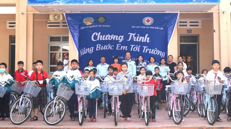 Tổng cục Quản lý thị trường phối hợp Hội Chữ thập đỏ tỉnh Đắk Lắk trao 50 chiếc xe đạp cho các em học sinh đồng bào dân tộc thiểu số, học sinh có hoàn cảnh khó khăn trên địa bàn thành phố Buôn Ma Thuột.
