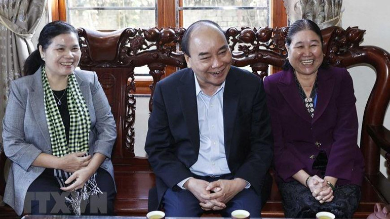 Chủ tịch nước Nguyễn Xuân Phúc thăm bà Phìn Thị Thích, vợ liệt sĩ ở tổ dân phố số 9, phường Đoàn Kết, thành phố Lai Châu. (Ảnh: Thống Nhất/TTXVN)