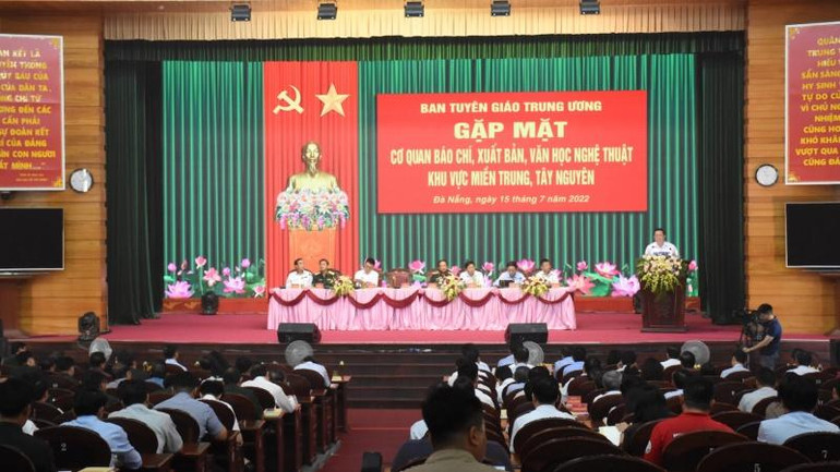 Buổi gặp mặt với sự tham gia của nhiều đại biểu đại diện các cơ quan báo chí, xuất bản, văn hóa-văn nghệ khu vực miền trung, Tây Nguyên.