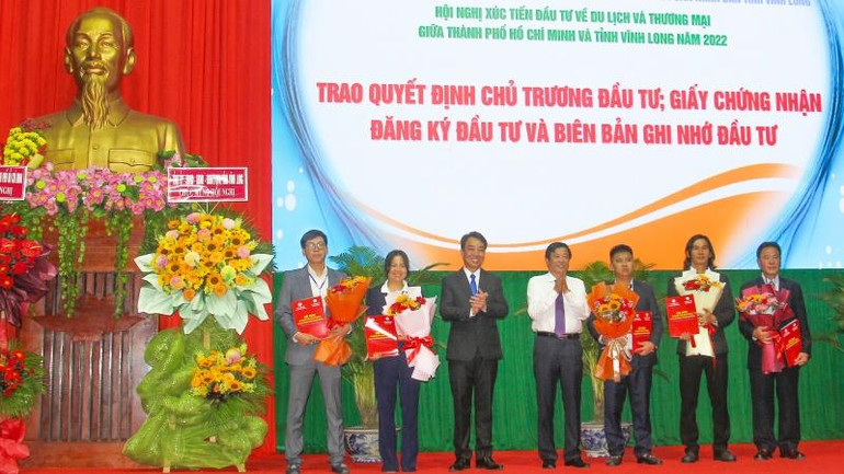 Trao quyết định chủ trương đầu tư cho các đơn vị hợp tác. (Ảnh: BÁ DŨNG)