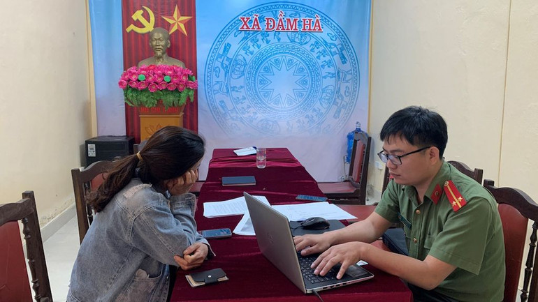 Công an xã Đầm Hà, huyện Đầm Hà làm việc với trường hợp vi phạm đăng tải thông tin trên mạng xúc phạm đến uy tín cơ quan, tổ chức.