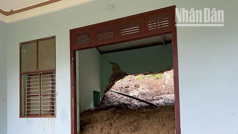 Nhà của một người dân tại huyện Mường La bị thiệt hại nặng do sạt lở phía ta-luy dương.