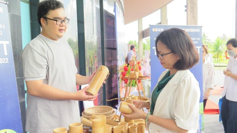 Gian hàng trưng bày sản phẩm khởi nghiệp, đổi mới sáng tạo của các tổ chức, cá nhân, doanh nghiệp của tỉnh Bình Định.