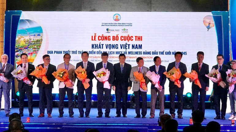 Ra mắt Ban Giám khảo cuộc thi.