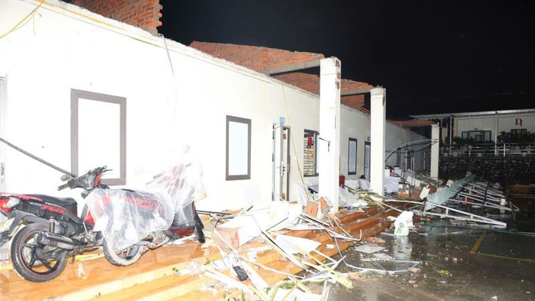 4 gia đình tại khu tập thể 19 hộ gia đình - Công ty than Hòn Gai bị tốc mái hoàn toàn.