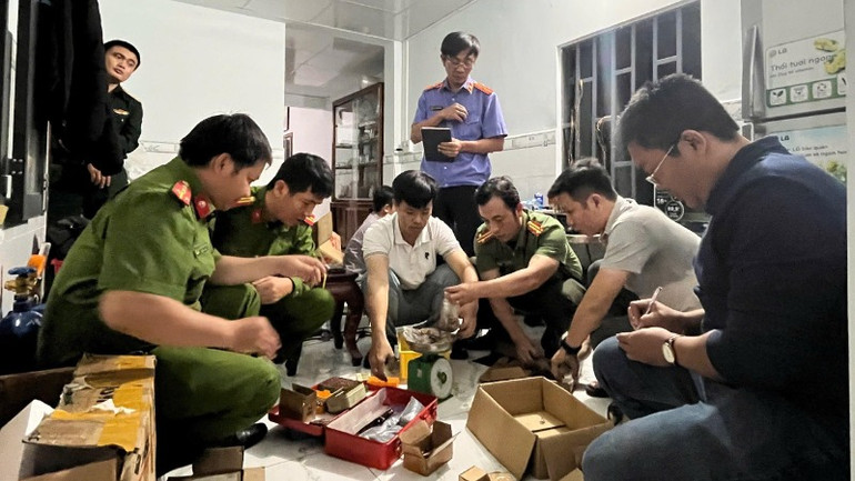 Lực lượng chức năng đang khám xét thu giữ tang vật tại nơi ở đối tượng. (Ảnh do Công an cung cấp)
