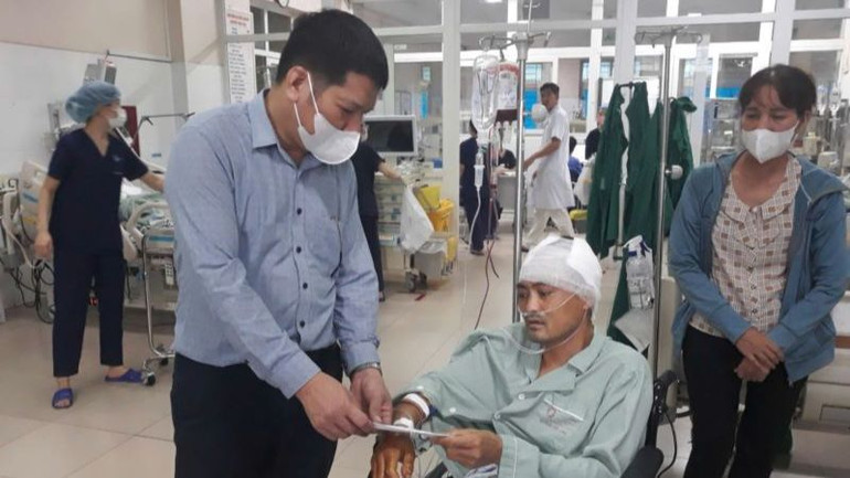 Phó Chủ tịch Thường trực Công đoàn TKV Phạm Hồng Hạnh thăm hỏi, động viên anh Nghiêm Văn Tới, Công ty Kho vận và cảng Cẩm Phả bị thương trong khi làm nhiệm vụ, đang điều trị tại Bệnh viện Bãi Cháy.