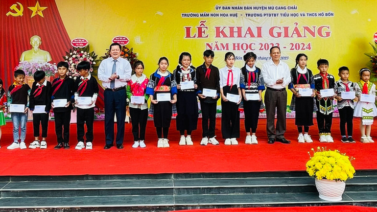 Hội Khuyến học tặng quà cho các học học sinh hoàn cảnh khó khăn vươn lên trong học tập.