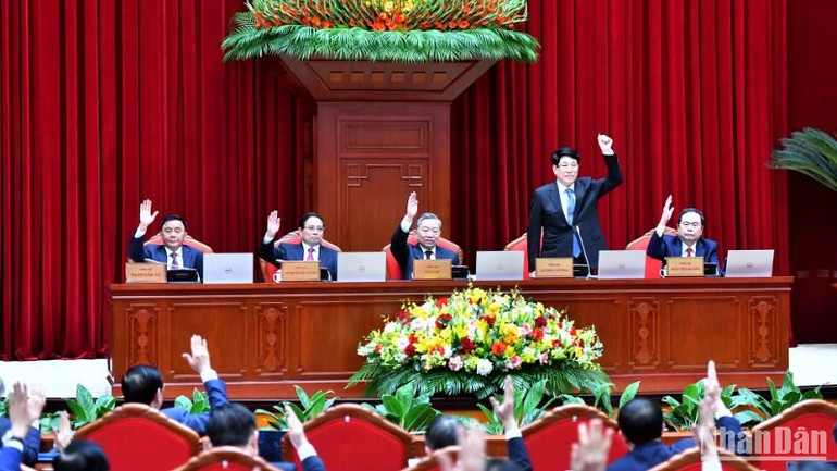 Các đồng chí lãnh đạo Đảng, Nhà nước biểu quyết thông qua Chương trình Hội nghị. (Ảnh: ĐĂNG KHOA) Các đồng chí lãnh đạo Đảng, Nhà nước biểu quyết thông qua Chương trình Hội nghị. (Ảnh: ĐĂNG KHOA)