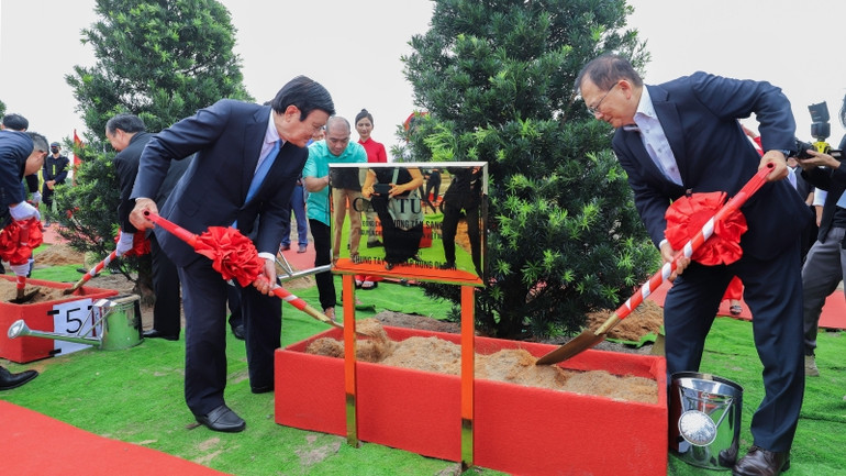 Nguyên Chủ tịch nước Trương Tấn Sang (trái) phát động trồng cây rừng di sản. Nguyên Chủ tịch nước Trương Tấn Sang (trái) phát động trồng cây rừng di sản.