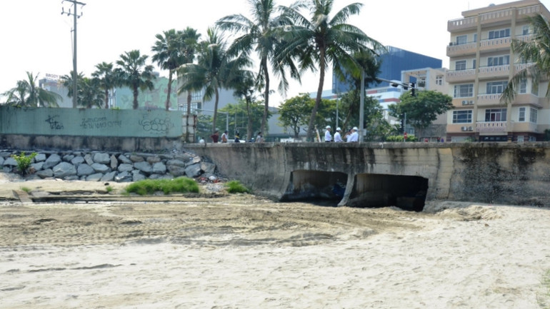 Cống thoát nước mưa trên đường Nguyễn Tất Thành.