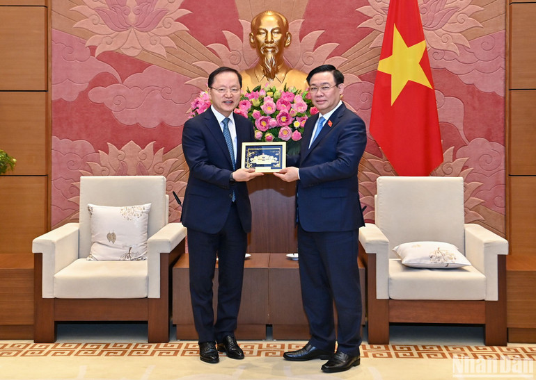 Chủ tịch Quốc hội Vương Đình Huệ tặng quà lưu niệm cho Tổng Giám đốc Tập đoàn Samsung Electronics Park Hark Kyu. (Ảnh: Duy Linh)