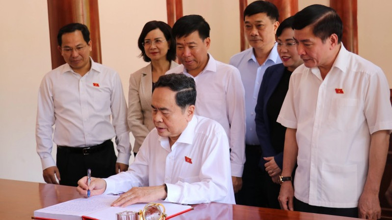 Chủ tịch Quốc hội Trần Thanh Mẫn ghi sổ cảm tưởng tại Khu di tích quốc gia đặc biệt Bộ Chỉ huy miền Tà Thiết. (Ảnh: Nhật Bình/TTXVN)