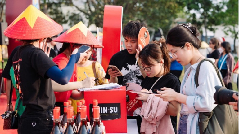 Khách tìm hiểu về gia vị và pha chế nước mắm trong nước dùng phở. (Ảnh: Ban tổ chức cung cấp) Khách tìm hiểu về gia vị và pha chế nước mắm trong nước dùng phở. (Ảnh: Ban tổ chức cung cấp)