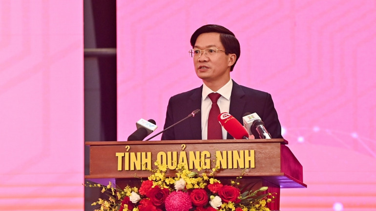 Chủ tịch HĐND thành phố Hải Phòng Phạm Văn Lập trình bày tham luận. (Ảnh: Duy Linh)