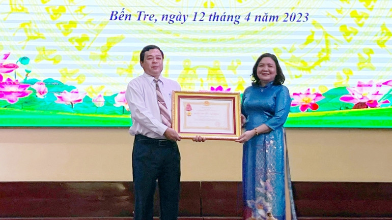 Phó Bí thư Thường trực Tỉnh ủy Bến Tre Hồ Thị Hoàng Yến trao Huân chương Lao động hạng Ba cho tập thể Ban Thi đua Khen thưởng (Sở Nội vụ tỉnh Bến Tre).