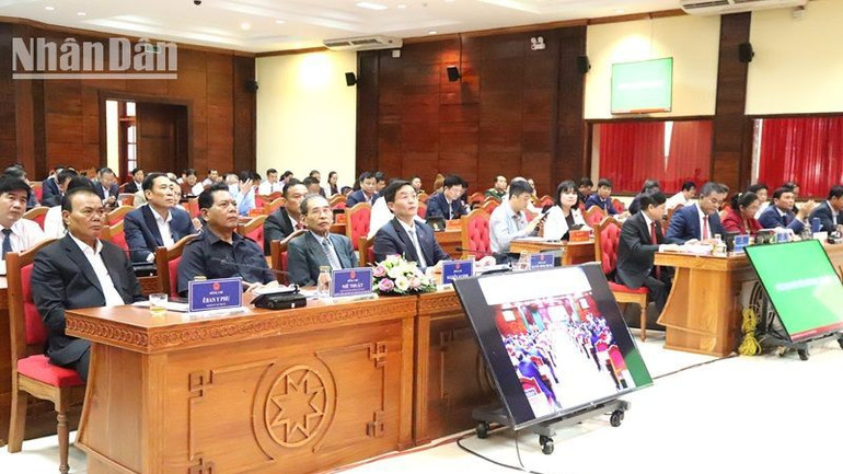 Các đại biểu dự kỳ họp.