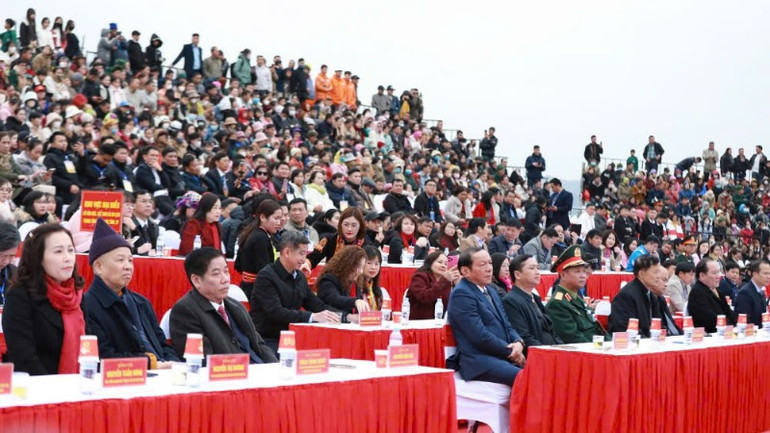 Hàng nghìn du khách tham dự khai mạc lễ hội Tây Yên Tử. Hàng nghìn du khách tham dự khai mạc lễ hội Tây Yên Tử.