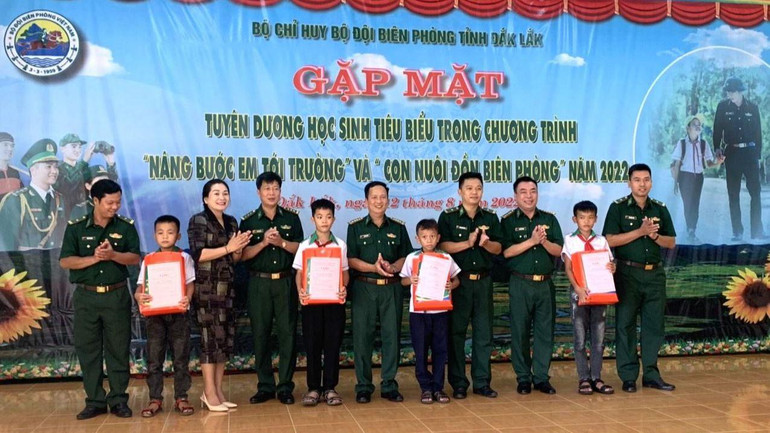 Lãnh đạo Bộ Chỉ huy Bộ đội Biên phòng Đắk Lắk tặng quà cho các “Con nuôi đồn biên phòng” có thành tích xuất sắc trong học tập năm 2021-2022.