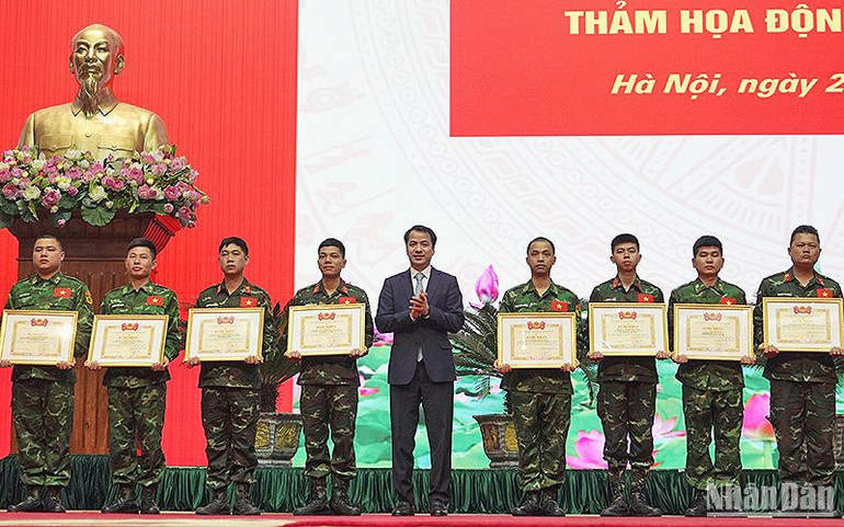 Bí thư Trung ương Đoàn Thanh niên Cộng sản Hồ Chí Minh Ngô Văn Cương trao Bằng khen của Trung ương Đoàn tặng các sĩ quan, chiến sĩ trẻ trong Đoàn công tác.