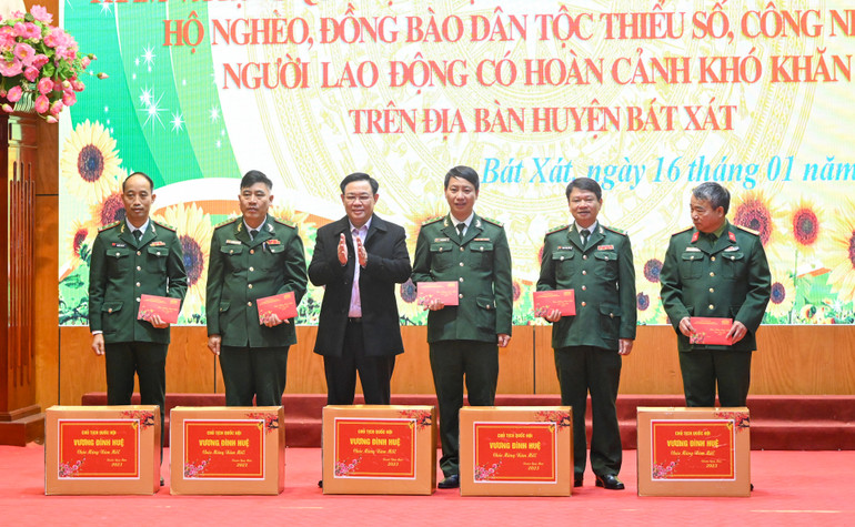 Chủ tịch Quốc hội Vương Đình Huệ trao tặng quà Tết cho lực lượng vũ trang tại huyện Bát Xát. (Ảnh: Duy Linh) Chủ tịch Quốc hội Vương Đình Huệ trao tặng quà Tết cho lực lượng vũ trang tại huyện Bát Xát. (Ảnh: Duy Linh)