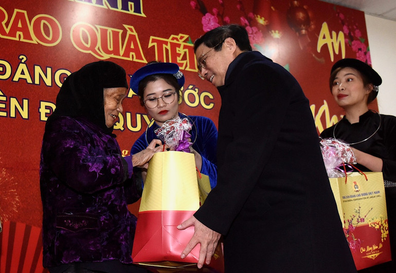 Thủ tướng Phạm Minh Chính tặng quà đoàn viên, công nhân viên chức lao động có hoàn cảnh khó khăn tại Trung tâm Văn hóa hữu nghị Tà Lùng, thị trấn Tà Lùng, Quảng Hòa. (Ảnh: Trần Hải)