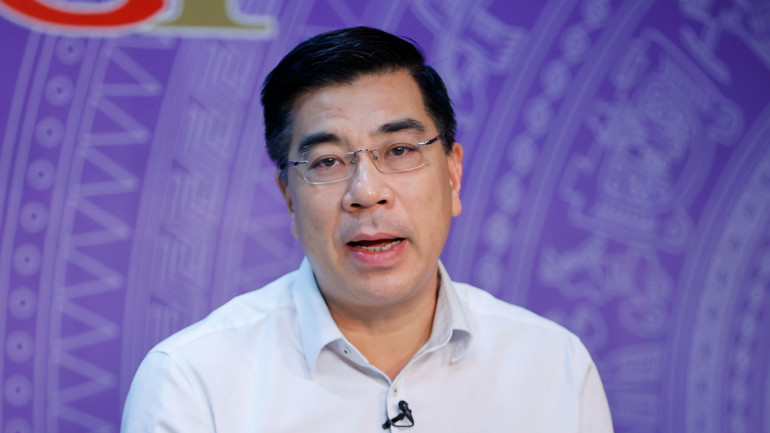 Ông Trần Minh Tuấn, Vụ trưởng Vụ Kinh tế số và xã hội số, Bộ Thông tin và Truyền thông phát biểu tại buổi tọa đàm. (Ảnh: VGP)