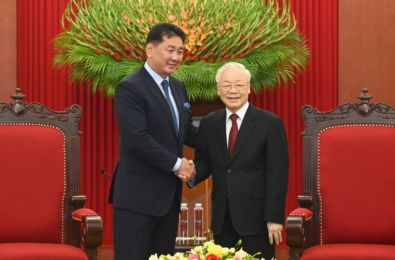 Tổng Bí thư Nguyễn Phú Trọng và Tổng thống Mông Cổ Ukhnaagiin Khurelsukh tại buổi tiếp. Tổng Bí thư Nguyễn Phú Trọng và Tổng thống Mông Cổ Ukhnaagiin Khurelsukh tại buổi tiếp.