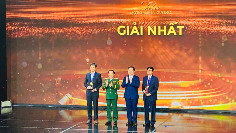 Đồng chí Nguyễn Trọng Nghĩa (thứ 2, bên phải) và Thượng tướng Trịnh Văn Quyết (thứ 2, bên trái) vinh danh các tác giả đoạt giải Vàng cuộc thi.