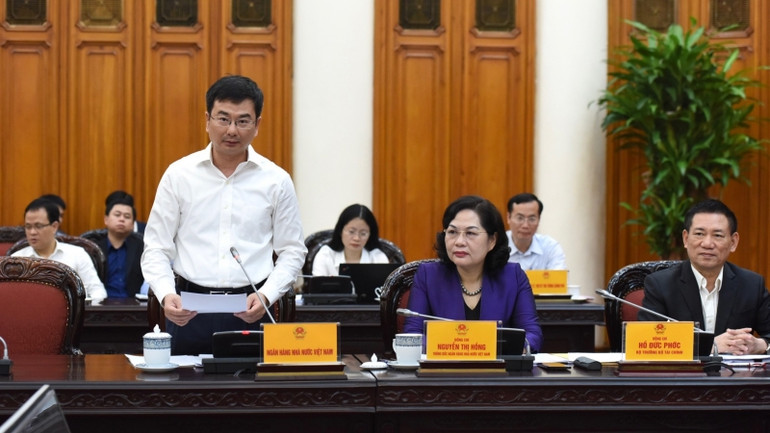 Đại diện lãnh đạo Ngân hàng Nhà nước Việt Nam trình bày báo cáo.