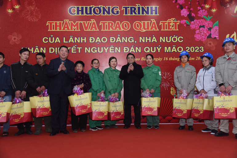Thủ tướng Phạm Minh Chính tặng quà các lực lượng vũ trang; gia đình chính sách, người có công, hộ nghèo. (Ảnh: Trần Hải)