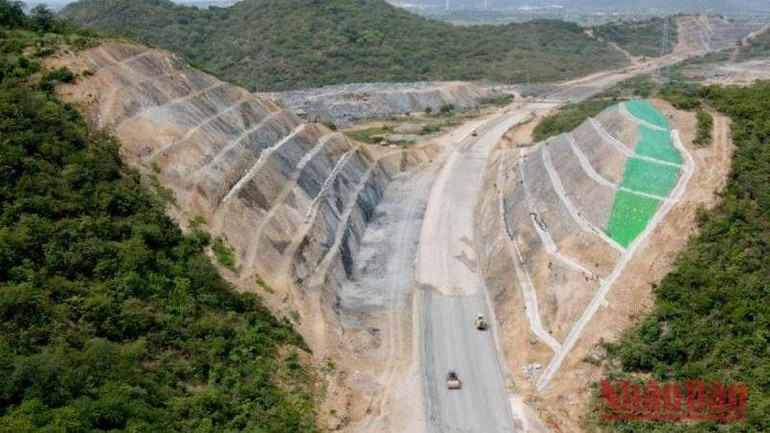 Thi công gói thầu XL-01 đoạn Vĩnh Hảo-Phan Thiết tại vị trí thuộc xã Vĩnh Hảo, huyện Tuy Phong (Bình Thuận)