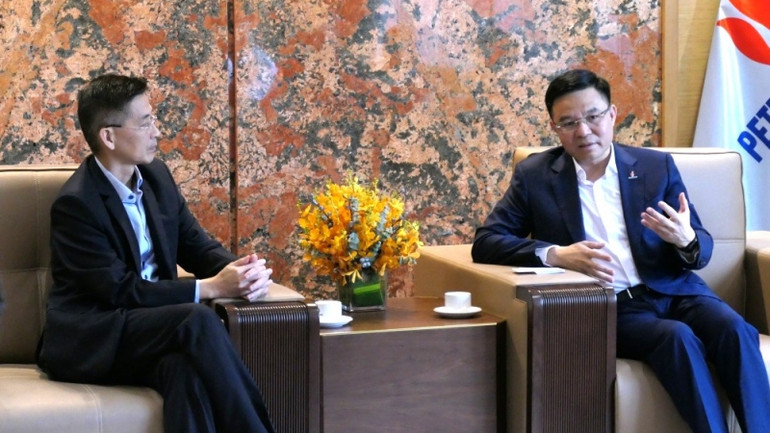 Tổng Giám đốc Petrovietnam Lê Mạnh Hùng trao đổi cùng ông Wong Kim Yin, Tổng Giám đốc Sembcorp Industries (Singapore) về hợp tác phát triển năng lượng xanh. Tổng Giám đốc Petrovietnam Lê Mạnh Hùng trao đổi cùng ông Wong Kim Yin, Tổng Giám đốc Sembcorp Industries (Singapore) về hợp tác phát triển năng lượng xanh.