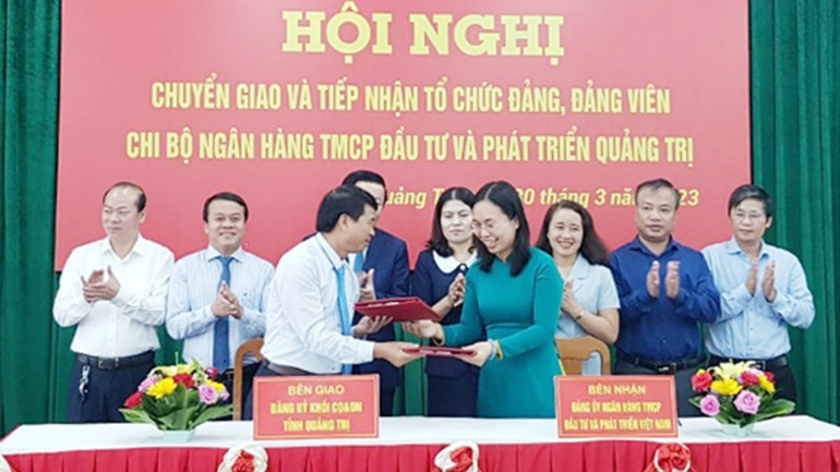 Ký biên bản giao và tiếp nhận tổ chức đảng và đảng viên giữa Đảng ủy Khối Cơ quan và Doanh nghiệp tỉnh với Đảng ủy BIDV Việt Nam.
