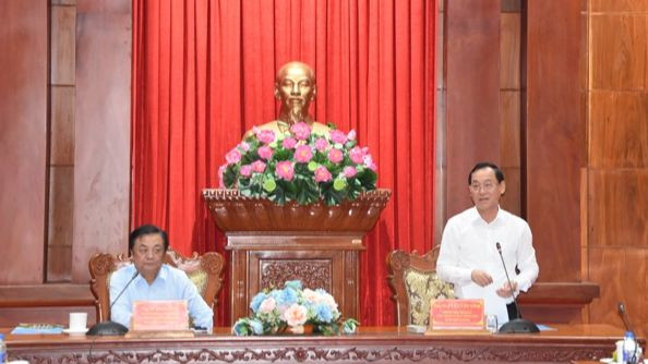 Chủ tịch Ủy ban nhân dân tỉnh Tiền Giang Nguyễn Văn Vĩnh phát biểu tại buổi làm việc.