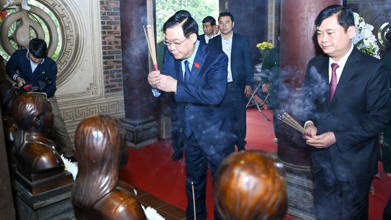 Chủ tịch Quốc hội Vương Đình Huệ dâng hương tưởng niệm các Anh hùng liệt sĩ tại Khu di tích lịch sử Truông Bồn. (Ảnh: DUY LINH) Chủ tịch Quốc hội Vương Đình Huệ dâng hương tưởng niệm các Anh hùng liệt sĩ tại Khu di tích lịch sử Truông Bồn. (Ảnh: DUY LINH)