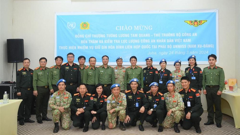 Đoàn công tác chụp ảnh lưu niệm cùng các sĩ quan Công an, Quân đội đang làm nhiệm vụ gìn giữ hòa bình Liên hợp quốc tại Nam Sudan.