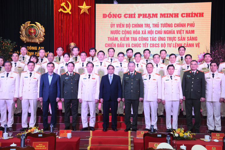 Thủ tướng Phạm Minh Chính với cán bộ, chiến sĩ Bộ Tư lệnh Cảnh vệ. (Ảnh: Trần Hải)