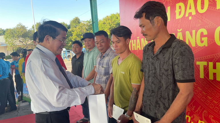 Phó Chủ tịch Quốc hội Nguyễn Đức Hải tặng quà cho 11 chủ tàu bị cháy vào tháng 12/2023.