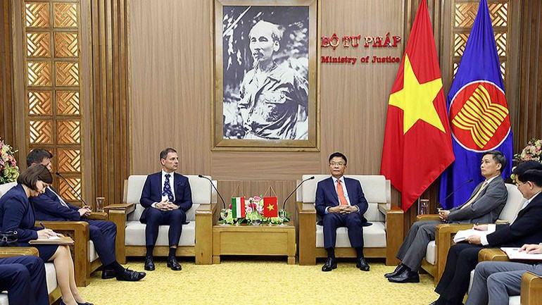 Bộ trưởng Tư pháp Việt Nam Lê Thành Long và Bộ trưởng Tư pháp Hungary trao đổi ý kiến.