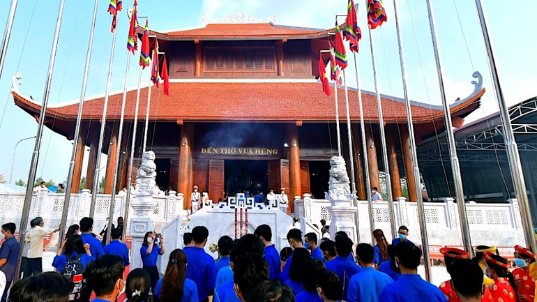 Dòng người đông đảo từ khắp nơi thành kính hành hương về ngày Giỗ Tổ tại Đền thờ Vua Hùng tỉnh Cà Mau. Dòng người đông đảo từ khắp nơi thành kính hành hương về ngày Giỗ Tổ tại Đền thờ Vua Hùng tỉnh Cà Mau.