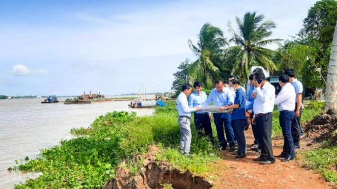 Đoàn công tác của Ban Chỉ đạo Quốc gia về phòng, chống thiên tai kiểm tra điểm sạt lở bờ sông Hậu thuộc địa bàn thị xã Bình Minh, tỉnh Vĩnh Long. Đoàn công tác của Ban Chỉ đạo Quốc gia về phòng, chống thiên tai kiểm tra điểm sạt lở bờ sông Hậu thuộc địa bàn thị xã Bình Minh, tỉnh Vĩnh Long.