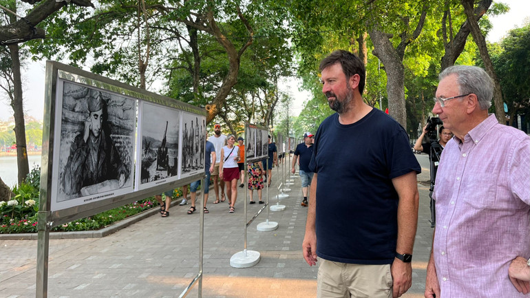 Một số khách quốc tế cũng dừng chân tham quan triển lãm. Một số khách quốc tế cũng dừng chân tham quan triển lãm.