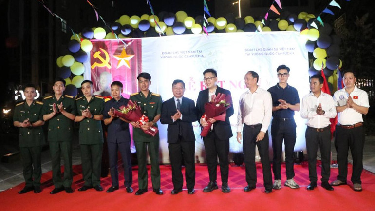 Đại diện Đại sứ quán Việt Nam tại Campuchia tặng hoa chúc mừng 2 Đoàn lưu học sinh. (Ảnh: NGUYỄN HIỆP)