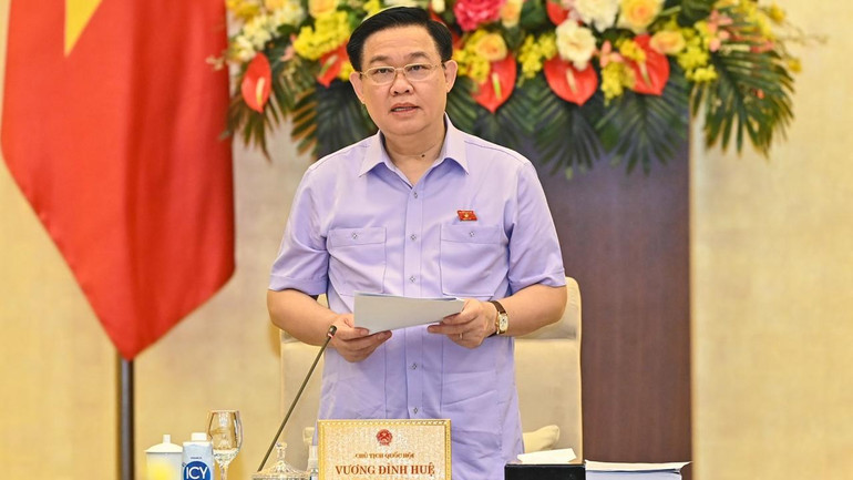 Chủ tịch Quốc hội Vương Đình Huệ phát biểu khai mạc phiên họp.