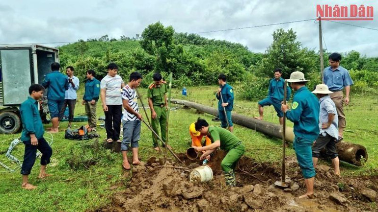 Khắc phục cột điện bị gãy đổ tại xã vùng cao Ba Trang, huyện miền núi Ba Tơ (Quảng Ngãi). (Ảnh: HIỂN CỪ)