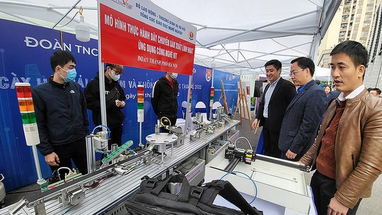 Các đại biểu Liên hoan “Tuổi trẻ sáng tạo” toàn quốc năm 2022 tham quan gian triển lãm “Mô hình thực hành dây chuyền sản xuất linh hoạt ứng dụng công nghệ IoT”. Các đại biểu Liên hoan “Tuổi trẻ sáng tạo” toàn quốc năm 2022 tham quan gian triển lãm “Mô hình thực hành dây chuyền sản xuất linh hoạt ứng dụng công nghệ IoT”.