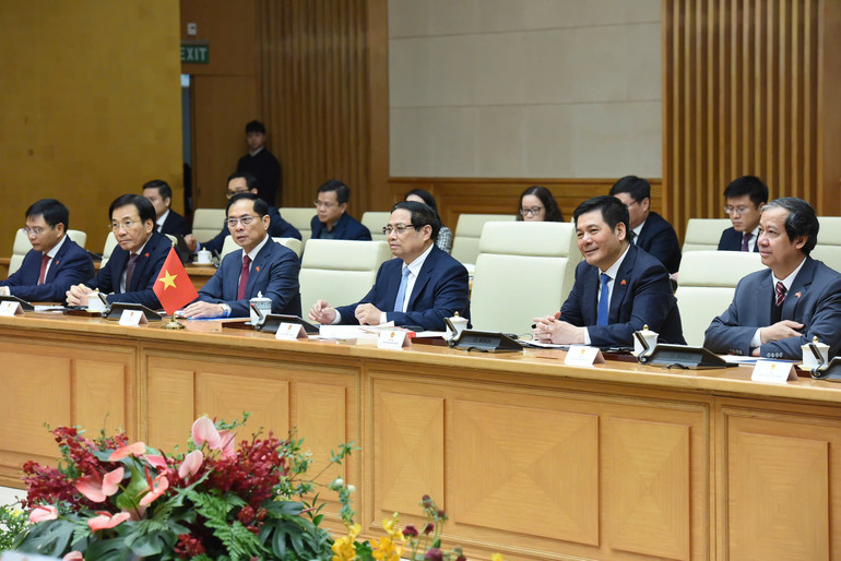 Thủ tướng Phạm Minh Chính và các thành viên Chính phủ Việt Nam hội đàm với Thủ tướng Kyrgyzstan Adylbek Kasimalyev. (Ảnh: TRẦN HẢI) Thủ tướng Phạm Minh Chính và các thành viên Chính phủ Việt Nam hội đàm với Thủ tướng Kyrgyzstan Adylbek Kasimalyev. (Ảnh: TRẦN HẢI)