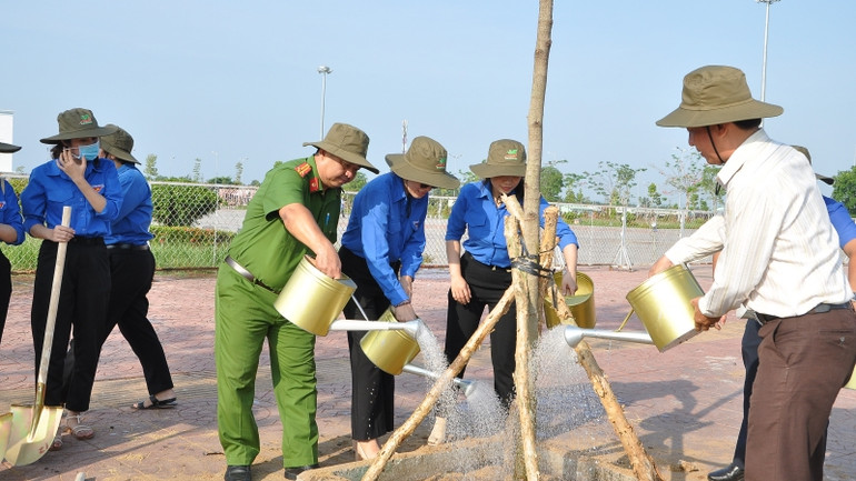 Lực lượng công an và đoàn viên chăm sóc cây xanh.