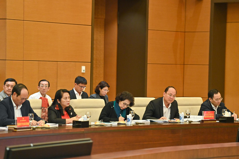 Các đồng chí Ban Thường vụ Thành ủy Thành phố Hồ Chí Minh dự buổi làm việc.